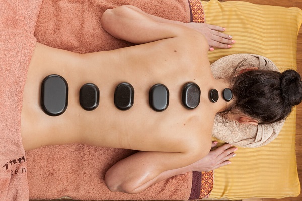 tajski-masaz-cieplymi-kamieniami