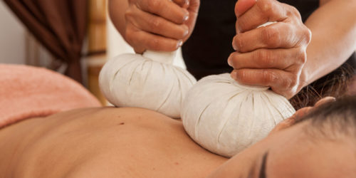 tajski-masaz-ziolowymi-stemplami